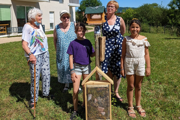 Hôtel à insectes et mangeoire à la résidence Jean-Baptiste de la Salle © LPO France Comté